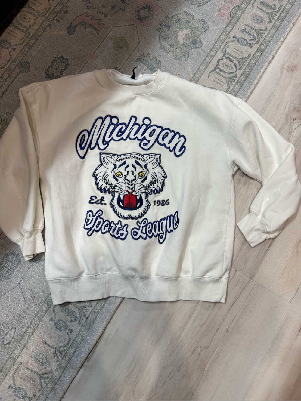 Source Unknown White Crewneck Sweater with Blue & Red Tiger Graphic